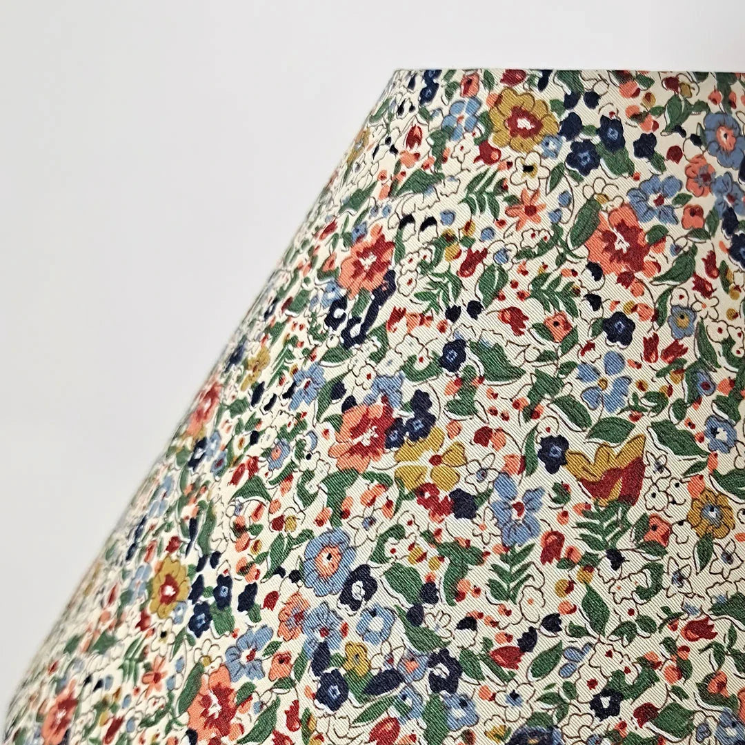 Floral Cone Table Lamp in wood for Living Room by AUVIELIGHT