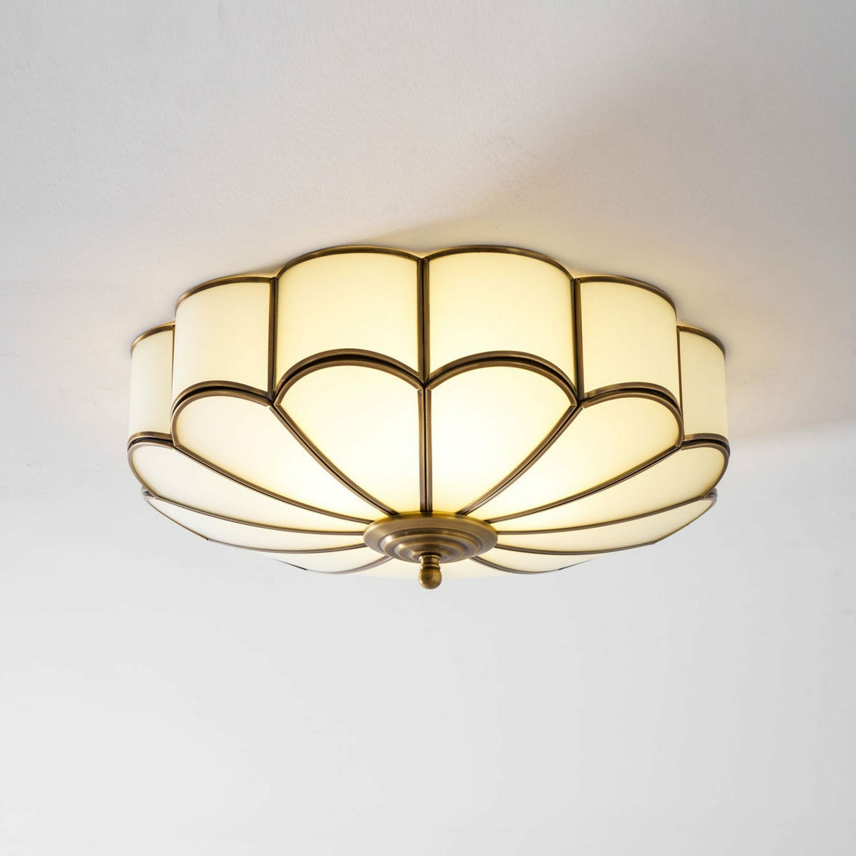 Bloom Scalloped Flush Mount for Low Ceilings by AUVIELIGHT, 4 heads D 45cm x H 17cm / ∅ 17.7″ x H 6.7″ / Brass & White