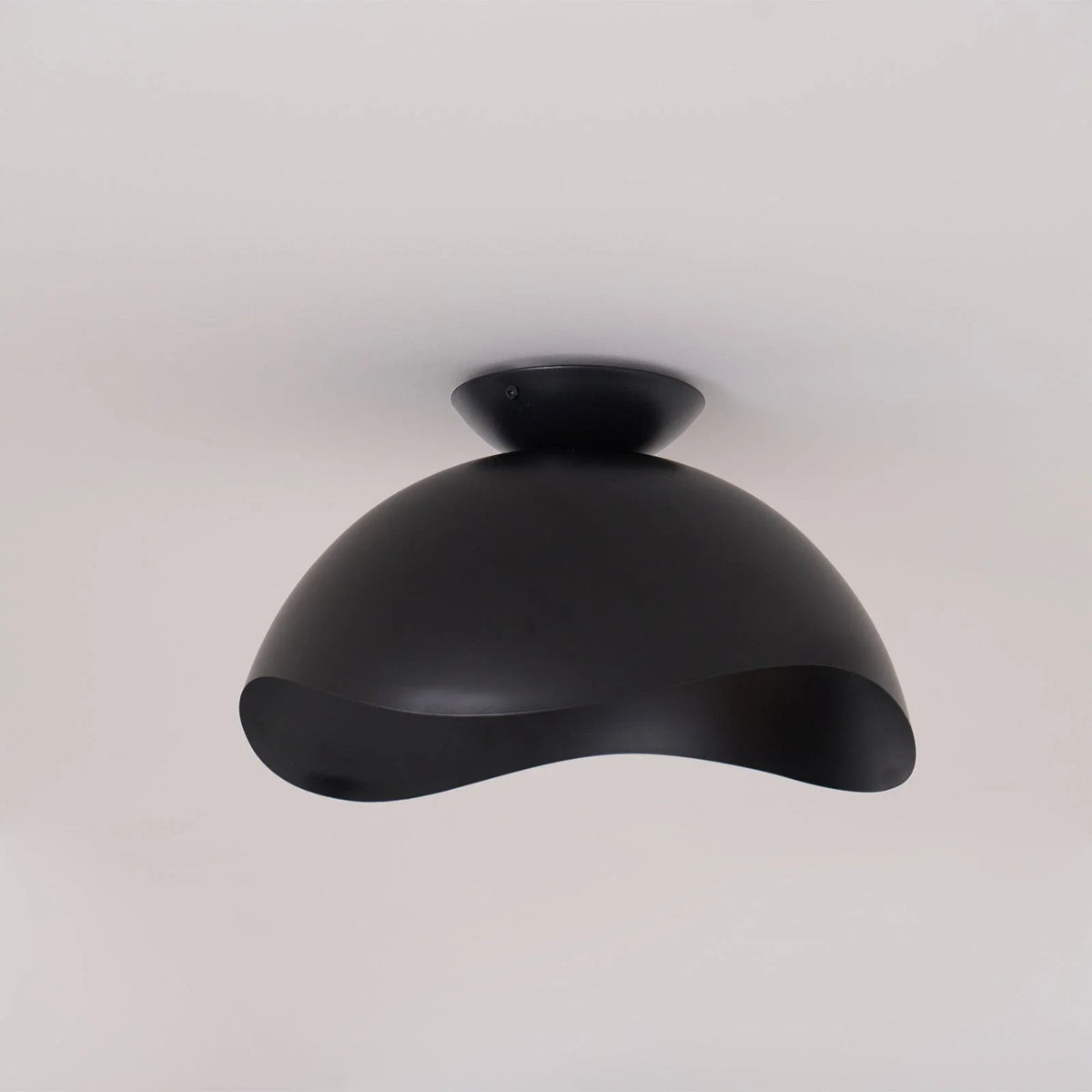 Serene Wave Flush Mount in metal for Low Ceilings by AUVIELIGHT, ∅ 15.7" x H 9.1" / Black / Warm Light