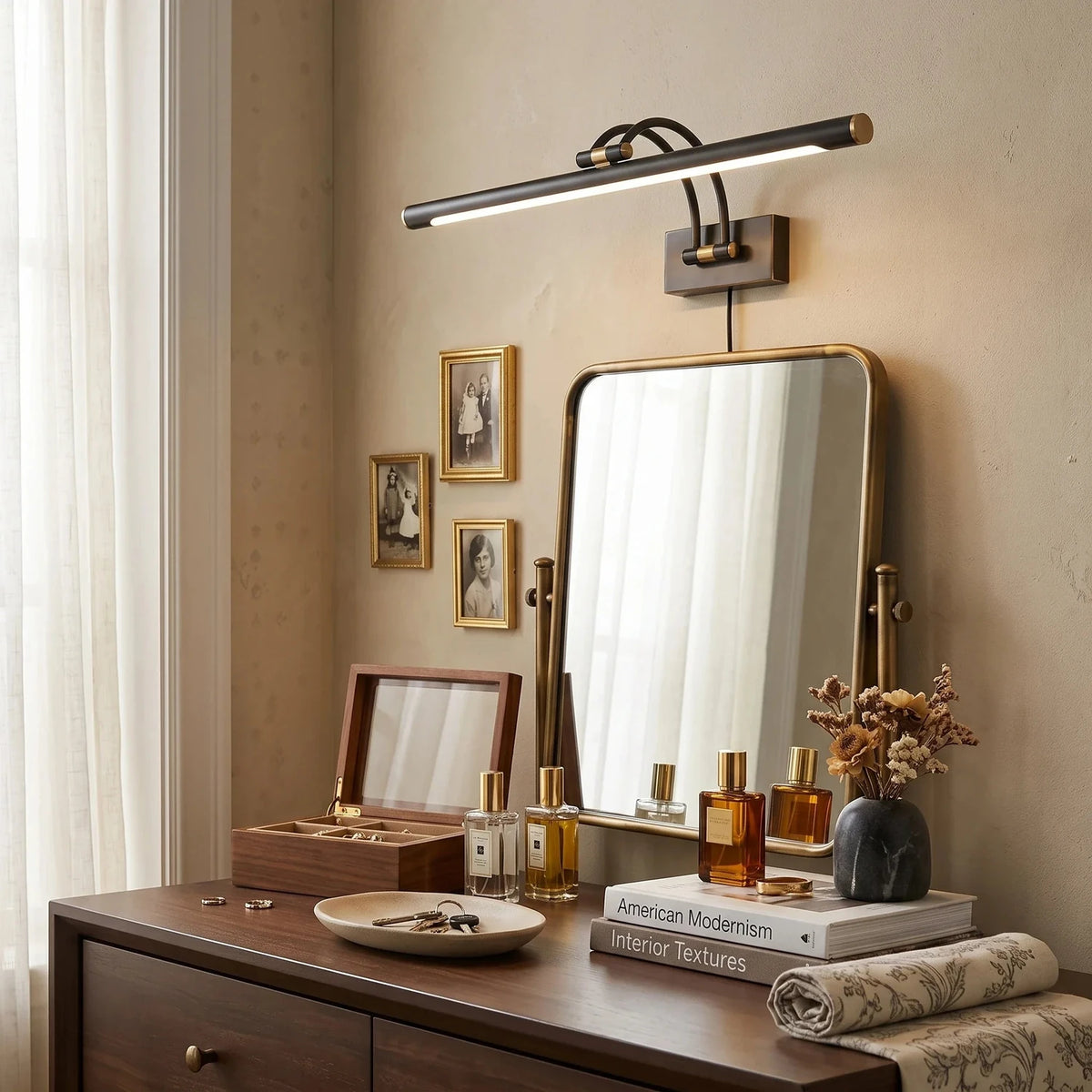 Artwork Display Curved Picture Light in brass for Living Room by AUVIELIGHT