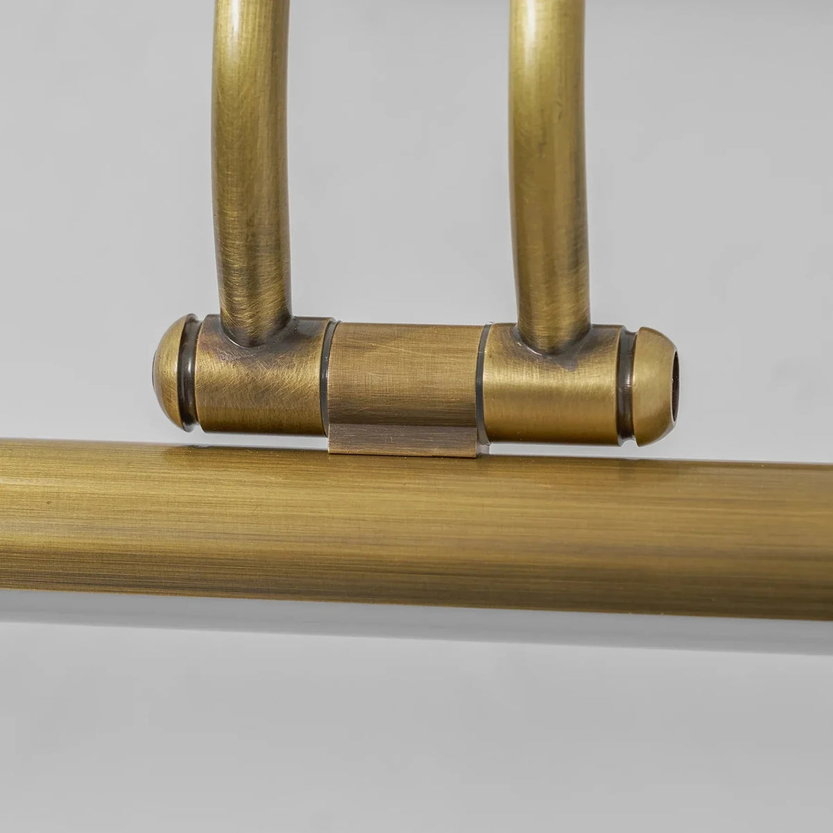 Artwork Display Curved Picture Light in brass for Living Room by AUVIELIGHT