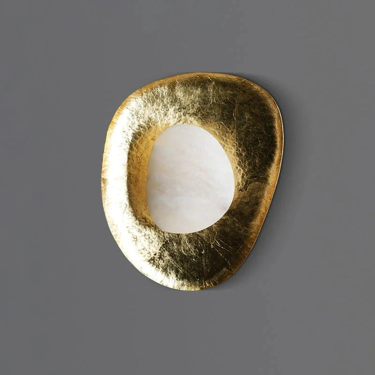Hammered Pebble Wall Sconce in gold alabaster for Hallway light fixture by AUVIELIGHT, D 37cm x H 53cm / ∅ 14.6″ x H 21″ / Brass & White / Warm