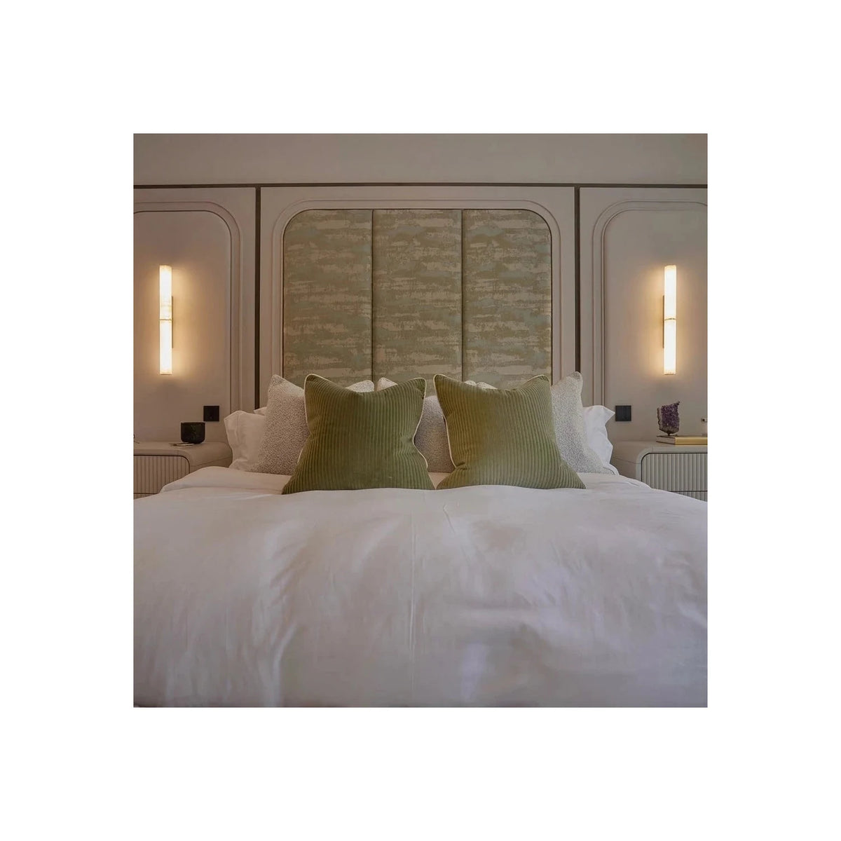 Vertical Alabaster Tube Wall Sconce light fixture by AUVIELIGHT