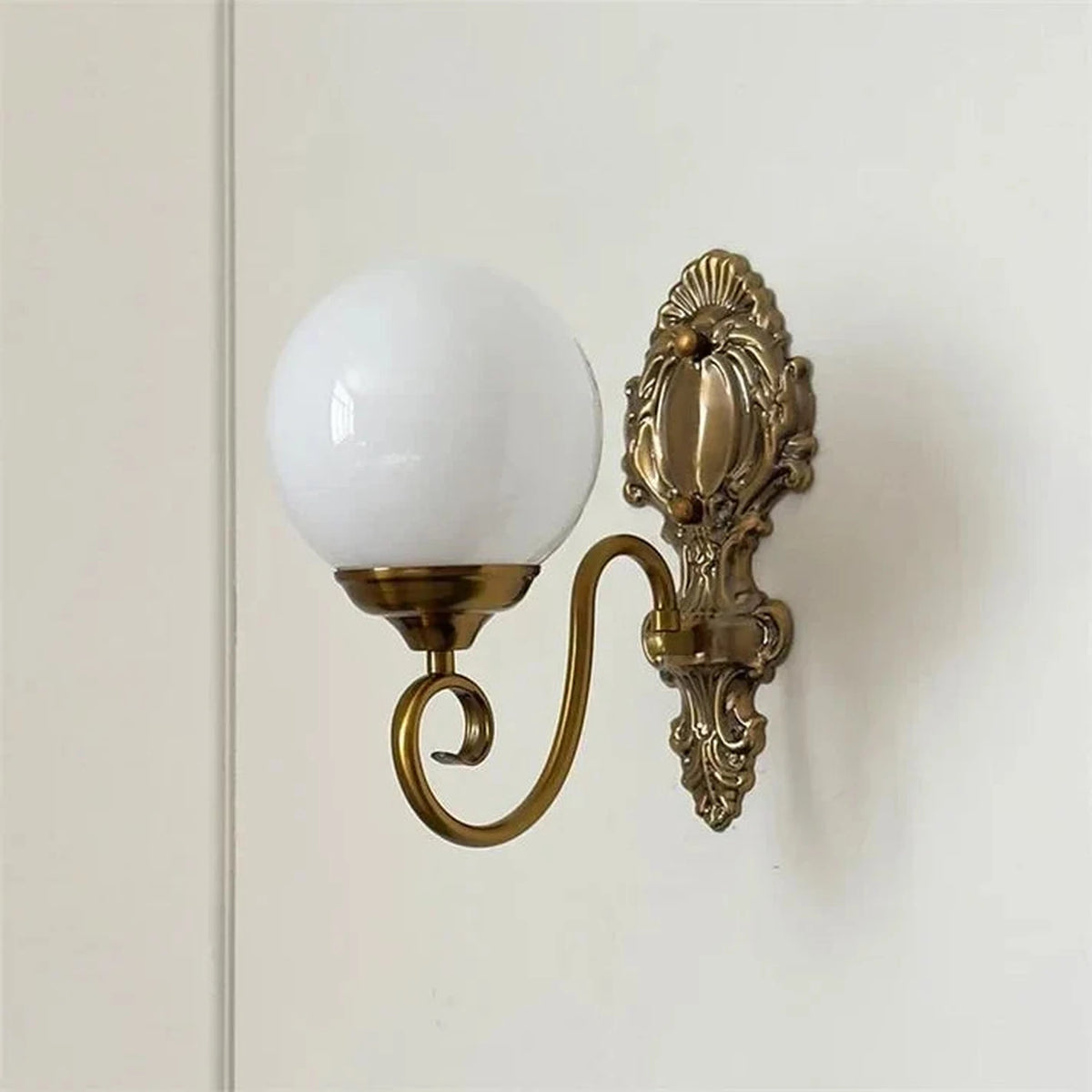 Victorian Wall Sconce in pink brass for Hallway light fixture by AUVIELIGHT, D 15cm x W 28cm x H 23cm / ∅ 5.9" x W 11" x H 9.1" / Copper & White